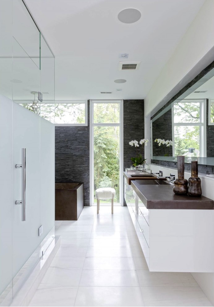На фото: большая главная ванная комната в скандинавском стиле с раковиной с несколькими смесителями, плоскими фасадами, белыми фасадами, угловой ванной, угловым душем, серыми стенами и белой плиткой с