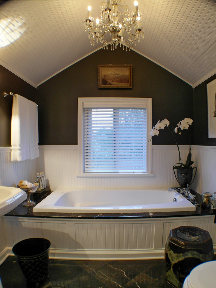 Cette photo montre une salle de bain éclectique avec un lavabo de ferme.