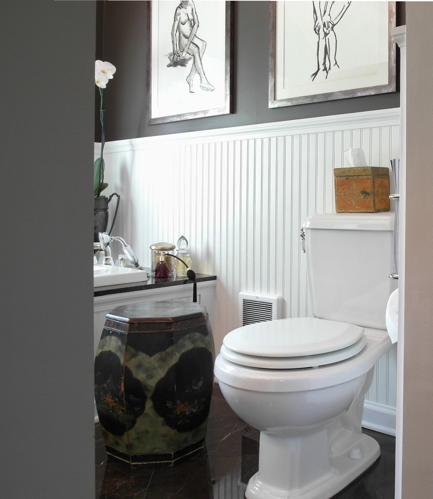 На фото: ванная комната в классическом стиле с раздельным унитазом с
