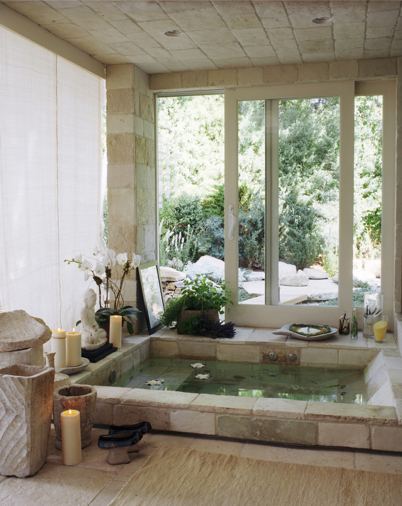 Bild på ett mellanstort orientaliskt en-suite badrum, med en jacuzzi, en öppen dusch, flerfärgad kakel, stenkakel, flerfärgade väggar och kalkstensgolv