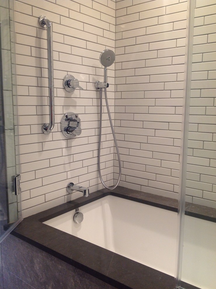 Inredning av ett modernt mellanstort badrum med dusch, med skåp i shakerstil, vita skåp, ett badkar i en alkov, en dusch/badkar-kombination, en toalettstol med separat cisternkåpa, vit kakel, tunnelbanekakel, grå väggar, klinkergolv i porslin, ett undermonterad handfat, bänkskiva i kvarts, flerfärgat golv och dusch med skjutdörr