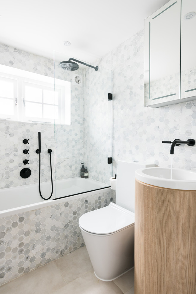Пример оригинального дизайна: ванная комната в современном стиле с накладной ванной, душем над ванной, унитазом-моноблоком, разноцветной плиткой, плиткой мозаикой, раковиной с пьедесталом и бежевым полом