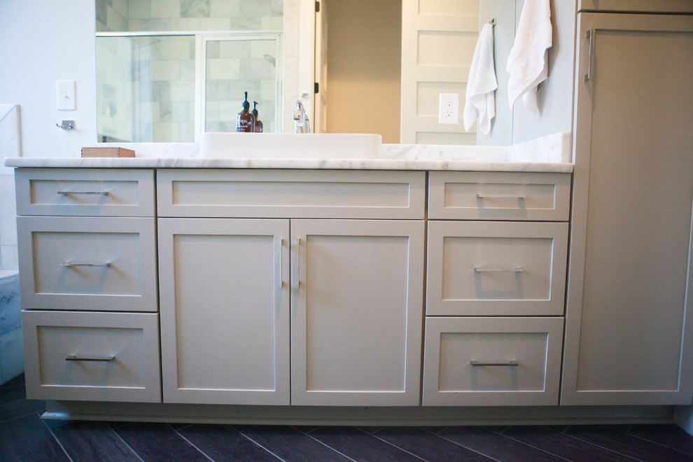 Inspiration för ett mellanstort funkis en-suite badrum, med skåp i shakerstil, grå skåp, ett platsbyggt badkar, en dusch i en alkov, grå kakel, vit kakel, porslinskakel, vita väggar, klinkergolv i porslin, ett fristående handfat och marmorbänkskiva