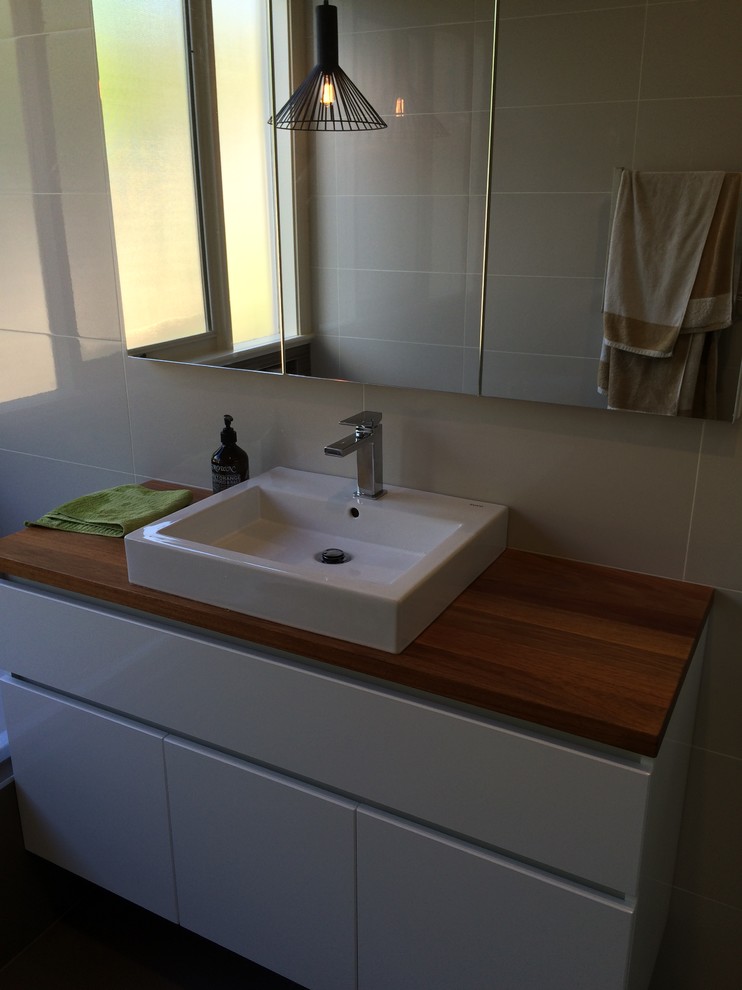 Small modern family bathroom in Melbourne.