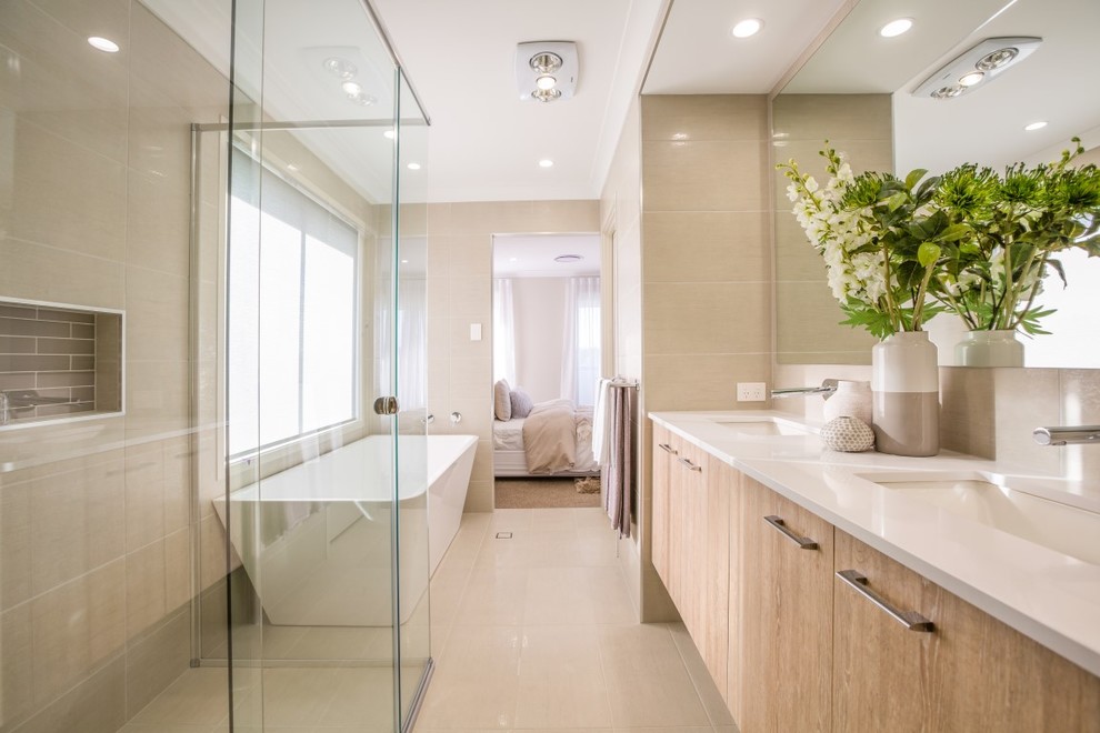 Diseño de cuarto de baño contemporáneo con puertas de armario de madera clara