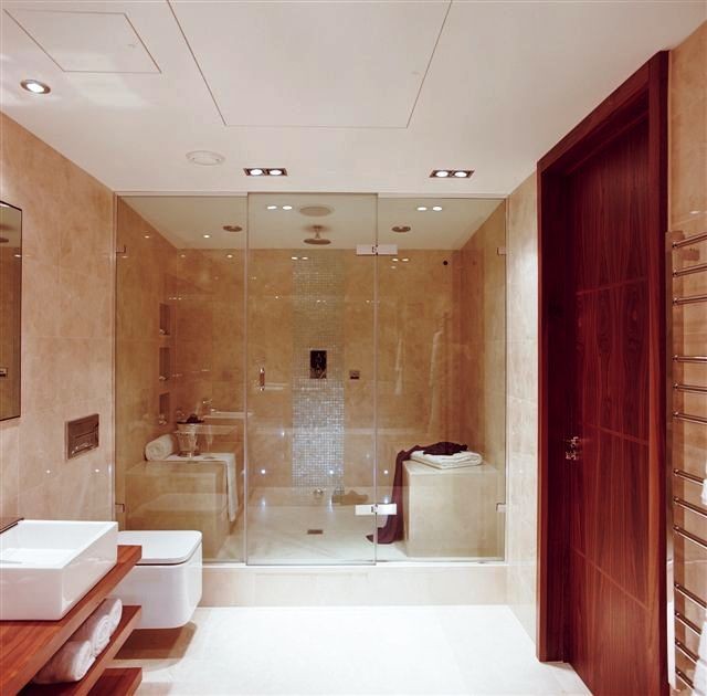 Idéer för att renovera ett medelhavsstil badrum