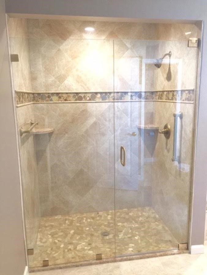 Immagine di una stanza da bagno padronale mediterranea di medie dimensioni con doccia alcova, piastrelle di pietra calcarea, pareti beige, pavimento in gres porcellanato e piastrelle beige