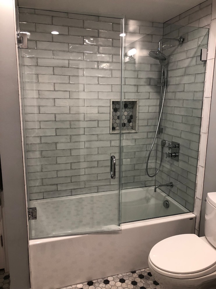 Идея дизайна: ванная комната с накладной ванной, душем над ванной и душем с распашными дверями