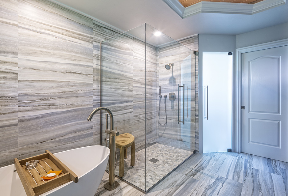 Идея дизайна: большая главная ванная комната в стиле модернизм с отдельно стоящей ванной, душем в нише, серой плиткой, каменной плиткой, черными стенами и полом из керамогранита