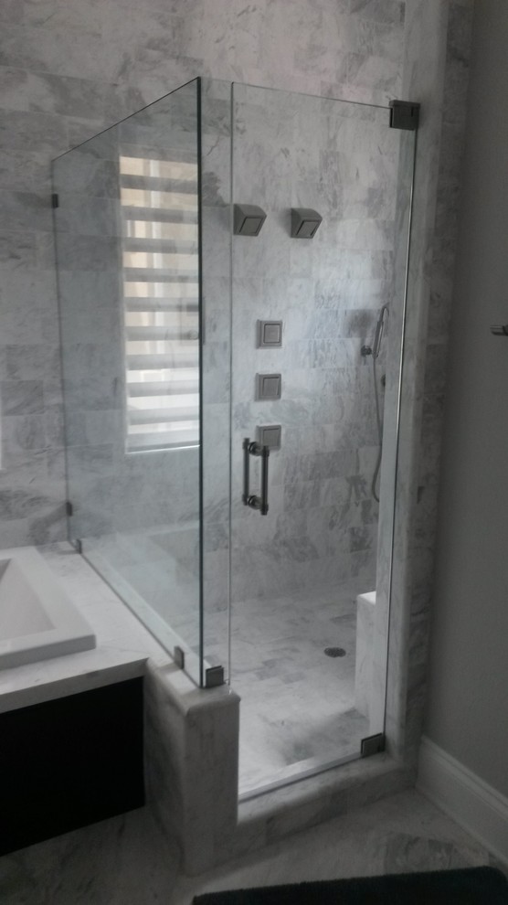Стильный дизайн: главная ванная комната среднего размера в стиле модернизм с накладной ванной, душем в нише, серой плиткой, мраморной плиткой, серыми стенами и мраморным полом - последний тренд