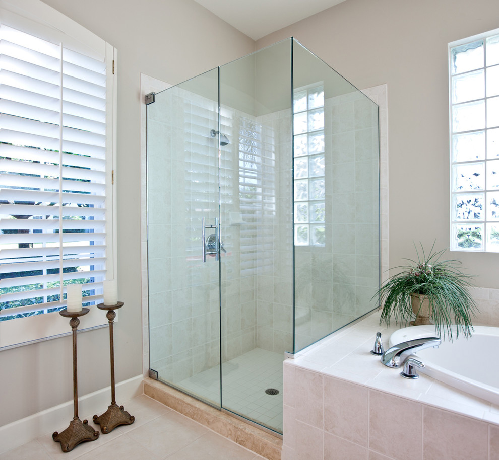 Modern inredning av ett mellanstort en-suite badrum, med ett platsbyggt badkar, en dusch i en alkov, beige kakel, porslinskakel, grå väggar och klinkergolv i porslin