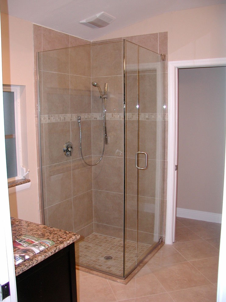 Cette photo montre une salle d'eau moderne de taille moyenne avec des portes de placard noires, une douche d'angle, un carrelage beige, des carreaux de porcelaine, un mur beige, un sol en carrelage de porcelaine et un plan de toilette en granite.