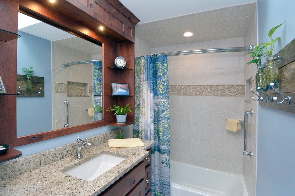 Exemple d'une salle de bain principale chic en bois brun de taille moyenne avec un placard avec porte à panneau encastré, une baignoire en alcôve, un combiné douche/baignoire, WC séparés, un carrelage beige, des carreaux de céramique, un mur bleu, un sol en carrelage de céramique, un lavabo encastré et un plan de toilette en granite.