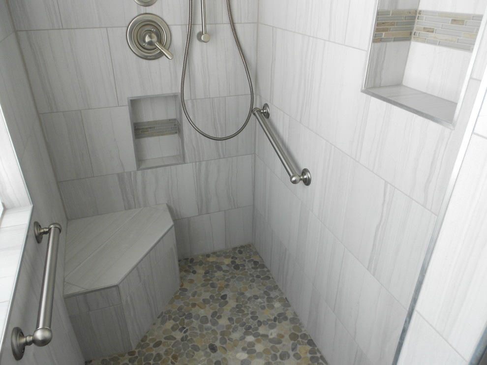 Immagine di una stanza da bagno moderna con doccia aperta, piastrelle grigie e piastrelle in pietra