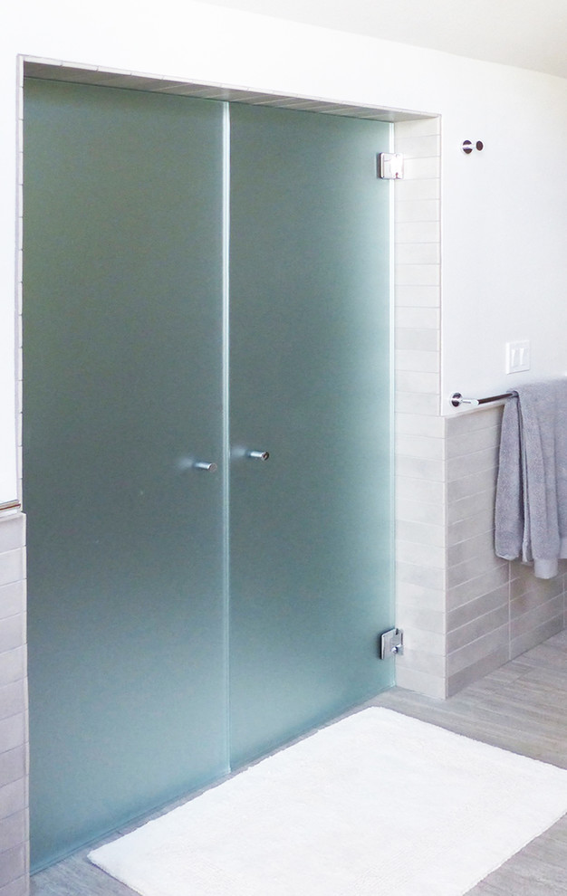 Cette photo montre une salle de bain principale tendance en bois clair de taille moyenne avec un lavabo encastré, un placard à porte plane, un plan de toilette en quartz modifié, un bain bouillonnant, un carrelage gris, des carreaux de céramique, un mur blanc et un sol en carrelage de porcelaine.