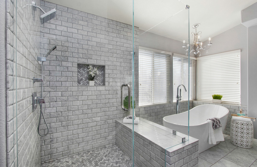Свежая идея для дизайна: большая главная ванная комната в стиле неоклассика (современная классика) с отдельно стоящей ванной, душем в нише, серой плиткой, плиткой кабанчик, серыми стенами, серым полом и душем с распашными дверями - отличное фото интерьера