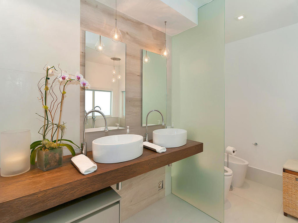 Esempio di una stanza da bagno padronale design con pareti bianche, lavabo a bacinella, pavimento bianco e top marrone