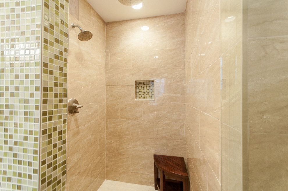 Idéer för ett klassiskt badrum, med släta luckor, bruna skåp, bänkskiva i kvarts, ett fristående badkar, en dusch i en alkov, beige kakel och porslinskakel