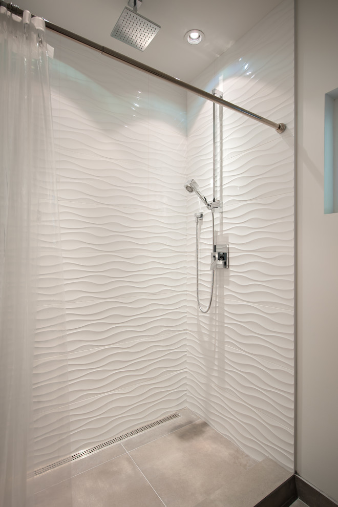Foto di una stanza da bagno padronale minimal di medie dimensioni con doccia alcova, piastrelle bianche, piastrelle in gres porcellanato, pareti bianche, pavimento con piastrelle in ceramica e doccia con tenda