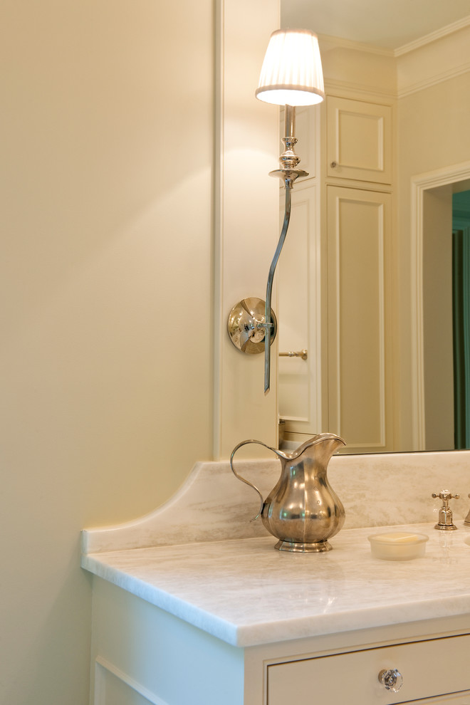 На фото: ванная комната в средиземноморском стиле с отдельно стоящей ванной и мраморным полом с