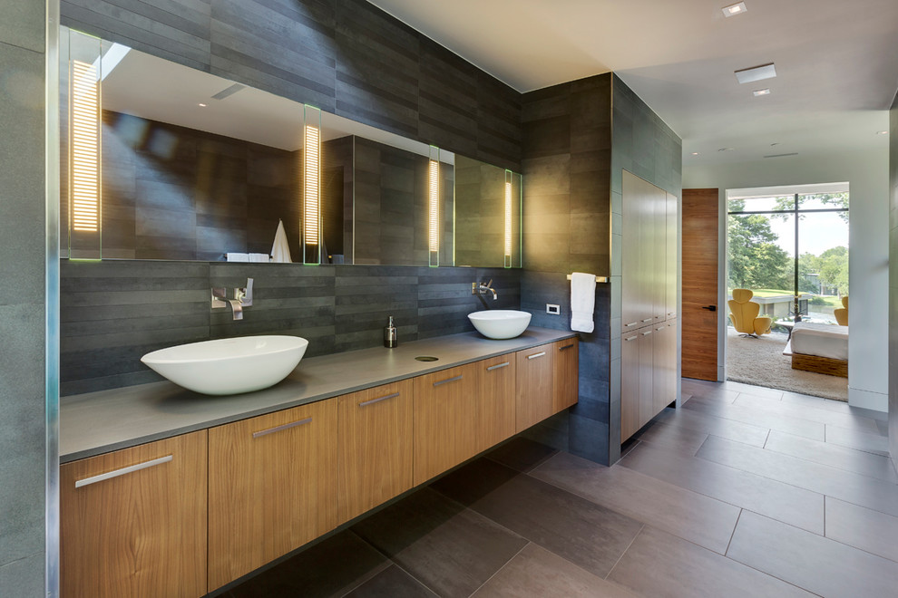 Großes Modernes Badezimmer mit flächenbündigen Schrankfronten, hellbraunen Holzschränken, grauer Wandfarbe, Aufsatzwaschbecken und grauer Waschtischplatte in London