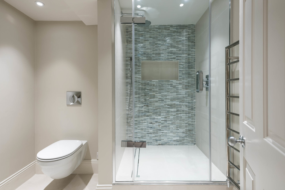 Foto di una stanza da bagno con doccia moderna di medie dimensioni con doccia aperta, WC sospeso, piastrelle beige, pareti beige e pavimento con piastrelle in ceramica