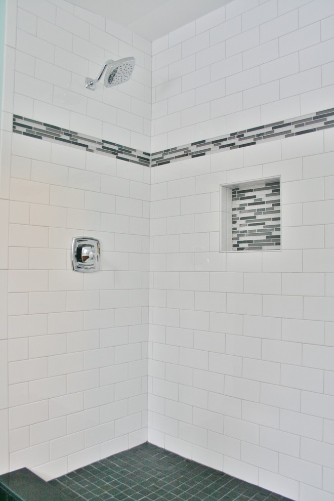 Esempio di una stanza da bagno padronale chic con doccia alcova, piastrelle bianche, piastrelle in ceramica, pareti blu e pavimento in ardesia