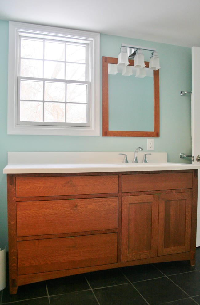 Свежая идея для дизайна: главная ванная комната в классическом стиле с душем в нише, белой плиткой, керамической плиткой, синими стенами и полом из сланца - отличное фото интерьера