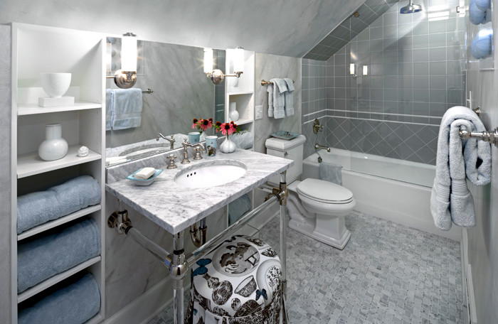 Exempel på ett klassiskt en-suite badrum, med ett konsol handfat, öppna hyllor, vita skåp, grå väggar och en dusch i en alkov