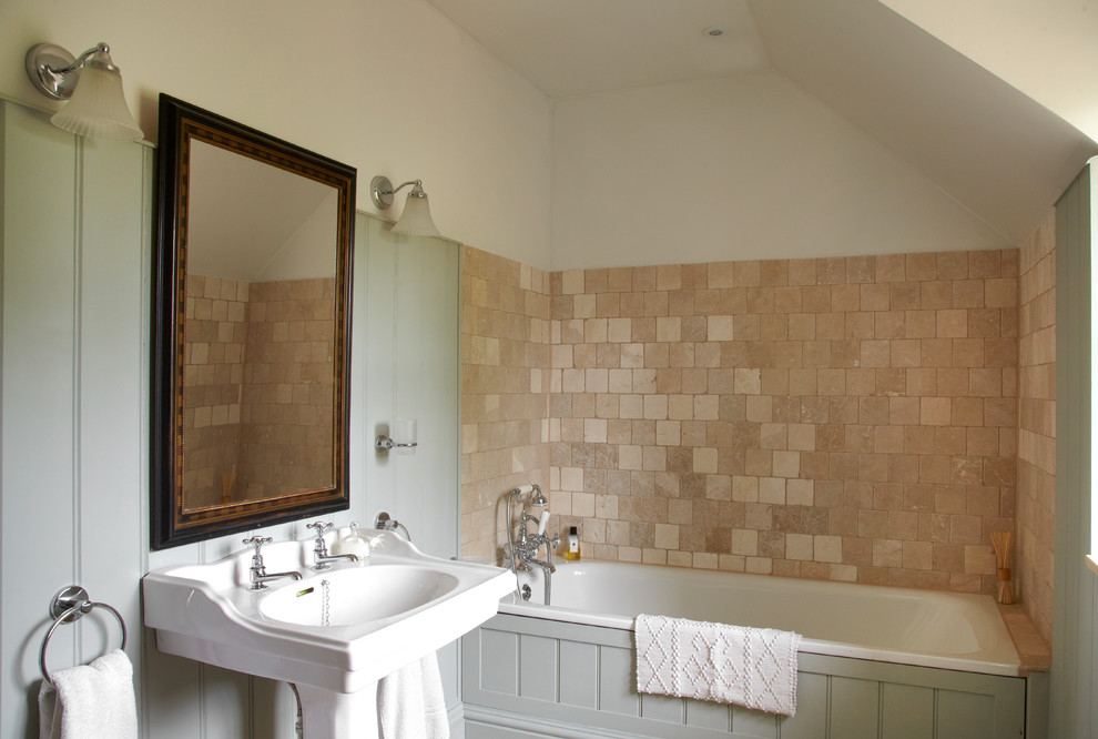 Esempio di una stanza da bagno country con lavabo a colonna, vasca ad alcova e piastrelle beige