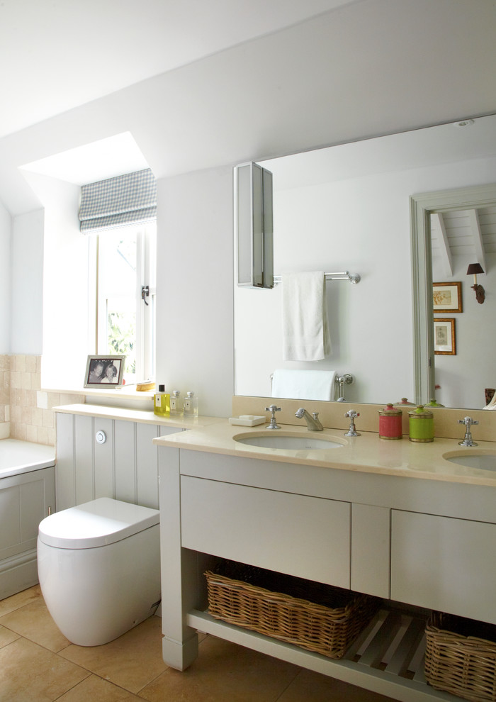 Источник вдохновения для домашнего уюта: ванная комната в стиле кантри с врезной раковиной, ванной в нише, бежевой плиткой, серыми стенами и полом из травертина