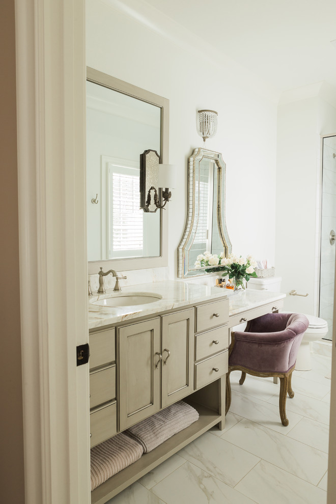 Bild på ett mellanstort vintage en-suite badrum, med möbel-liknande, grå skåp, en dusch i en alkov, en toalettstol med separat cisternkåpa, vit kakel, porslinskakel, vita väggar, klinkergolv i keramik, ett undermonterad handfat, marmorbänkskiva och vitt golv
