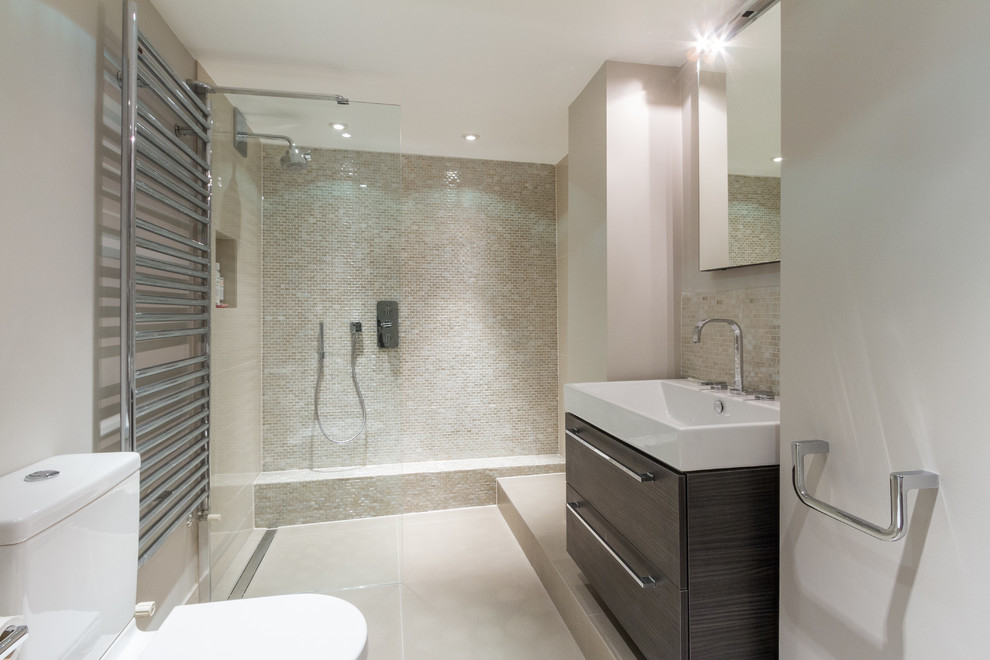 Immagine di una stanza da bagno contemporanea con piastrelle beige, piastrelle a mosaico e doccia a filo pavimento