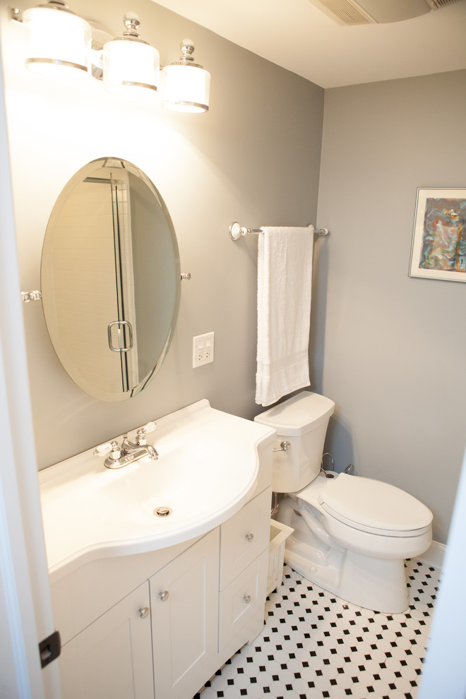 Пример оригинального дизайна: маленькая ванная комната с белыми фасадами, угловым душем, разноцветной плиткой, плиткой кабанчик, серыми стенами, душевой кабиной, фасадами в стиле шейкер, раздельным унитазом и консольной раковиной для на участке и в саду