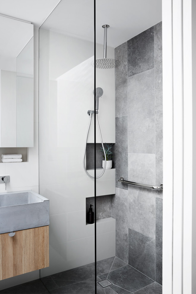 Exempel på ett litet modernt grå grått en-suite badrum, med öppna hyllor, grå skåp, en kantlös dusch, grå kakel, keramikplattor, vita väggar, klinkergolv i keramik, ett väggmonterat handfat, bänkskiva i betong, grått golv och med dusch som är öppen