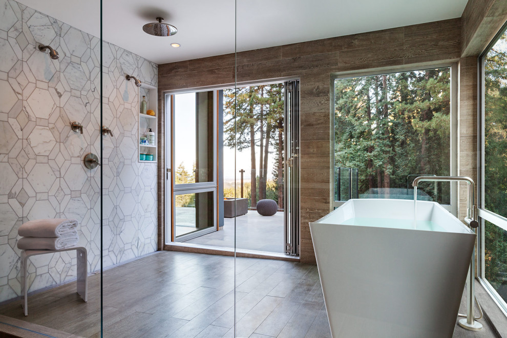 Идея дизайна: ванная комната в современном стиле с отдельно стоящей ванной, душевой комнатой, белой плиткой, полом из плитки под дерево и открытым душем