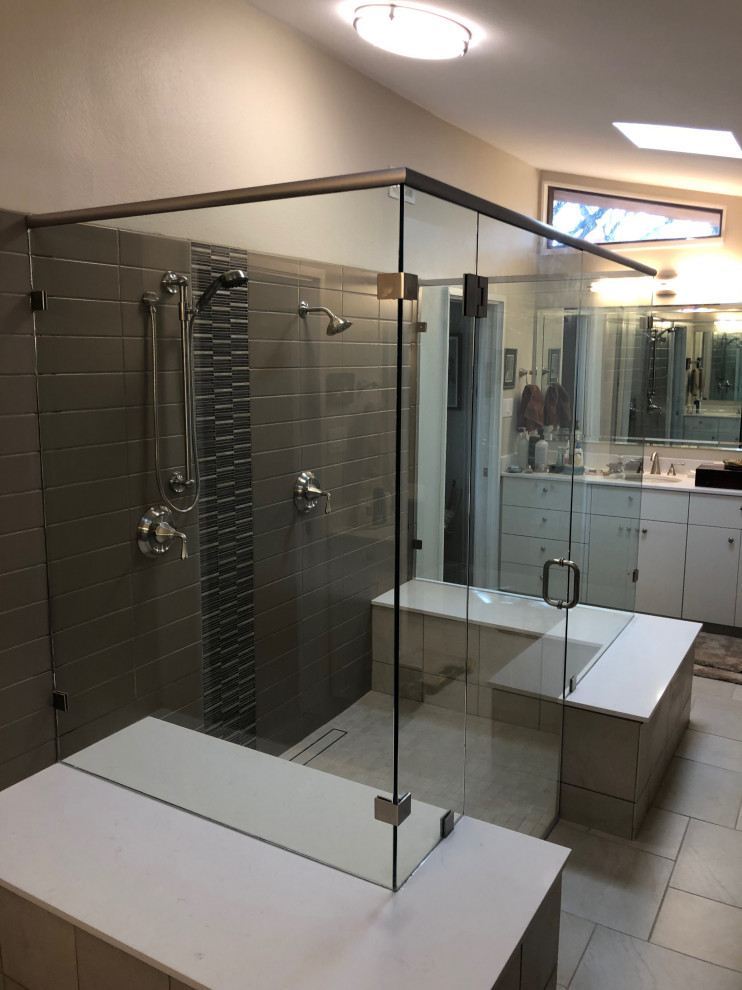 Exemple d'une salle de bain tendance avec une cabine de douche à porte battante, une douche à l'italienne, un carrelage gris, un carrelage métro, un mur blanc et un sol blanc.