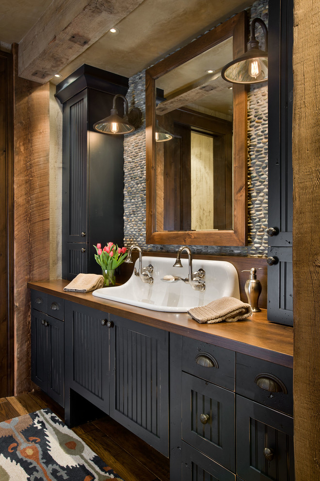 Rustikales Badezimmer mit blauen Schränken, Trogwaschbecken, Waschtisch aus Holz und brauner Waschtischplatte in Sonstige