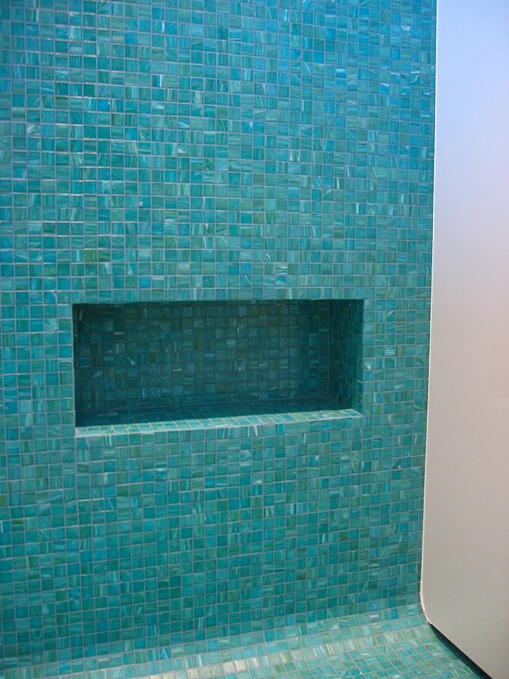 Idées déco pour une salle de bain principale contemporaine de taille moyenne avec un lavabo suspendu, un placard à porte plane, un plan de toilette en stratifié, une douche ouverte, WC suspendus, un carrelage vert, mosaïque, un mur beige et un sol en carrelage de porcelaine.