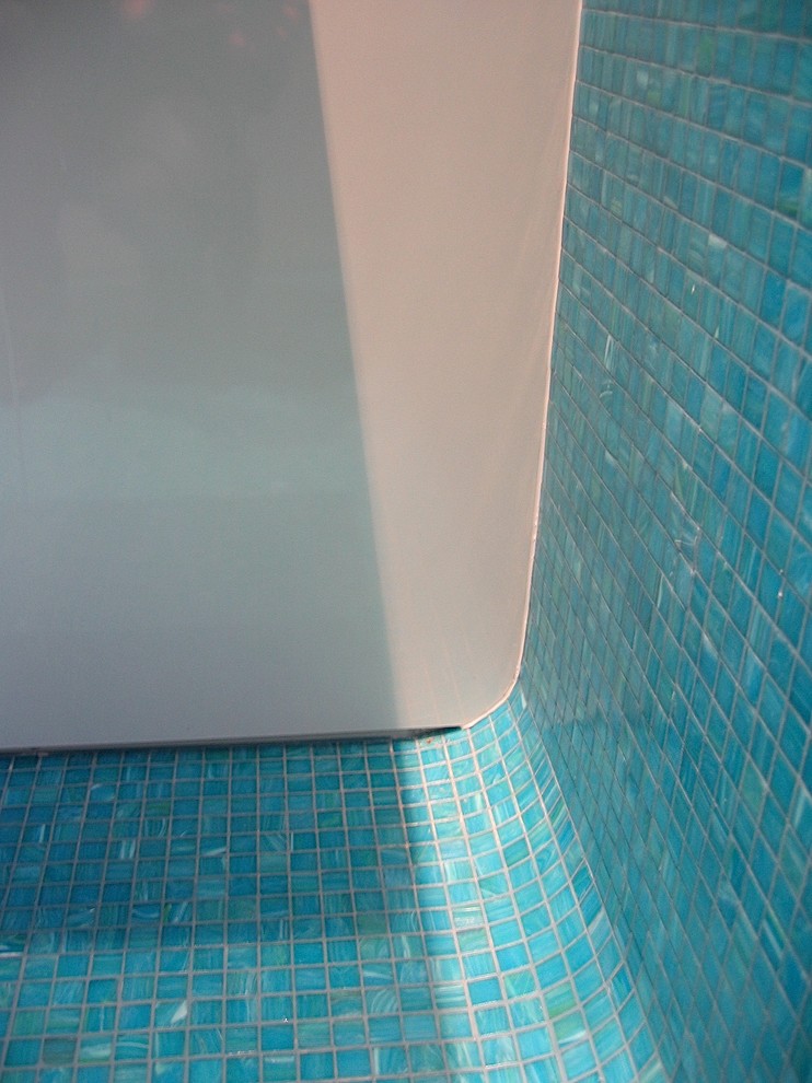 Пример оригинального дизайна: главная ванная комната среднего размера в современном стиле с подвесной раковиной, плоскими фасадами, столешницей из ламината, открытым душем, инсталляцией, зеленой плиткой, плиткой мозаикой, бежевыми стенами и полом из керамогранита