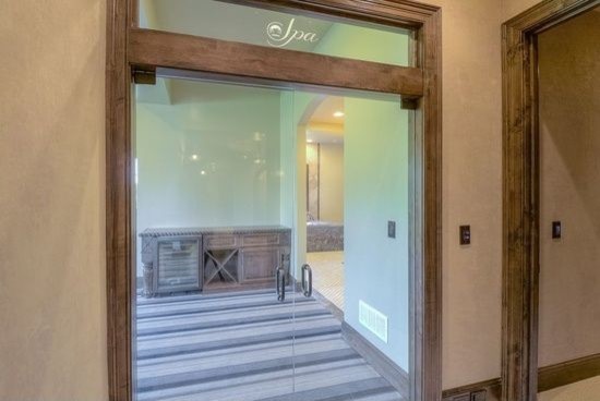 Geräumiges Klassisches Badezimmer mit beiger Wandfarbe und braunem Holzboden in Phoenix