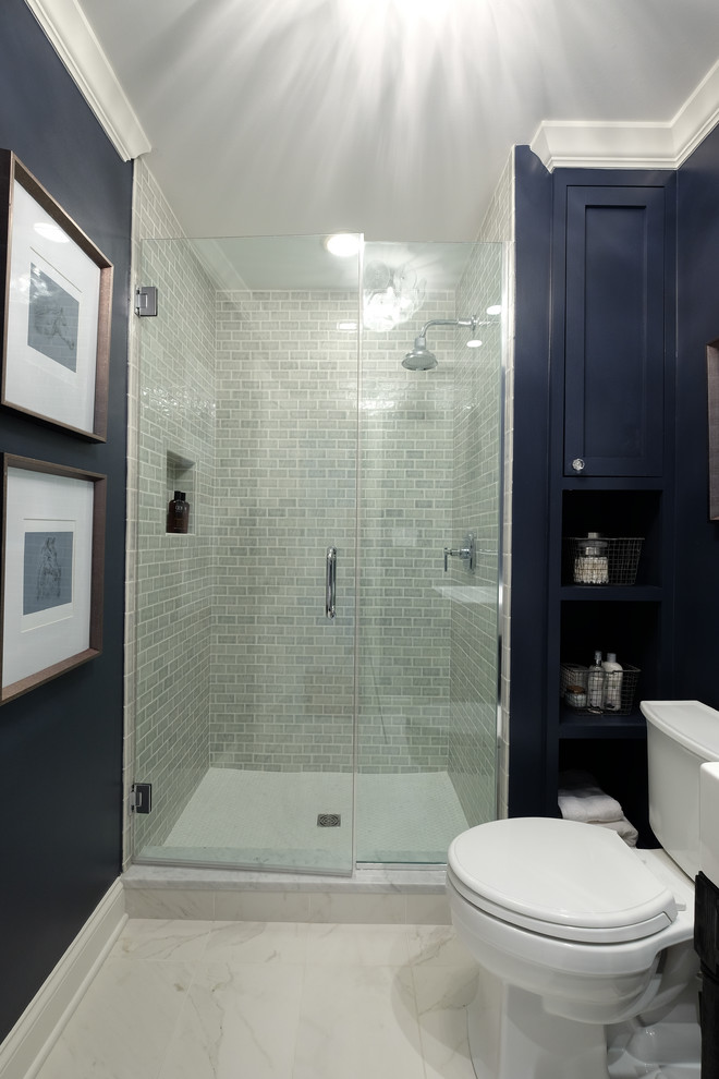На фото: ванная комната среднего размера в стиле неоклассика (современная классика) с консольной раковиной, открытыми фасадами, синими фасадами, раздельным унитазом, зеленой плиткой, каменной плиткой, синими стенами и полом из керамогранита