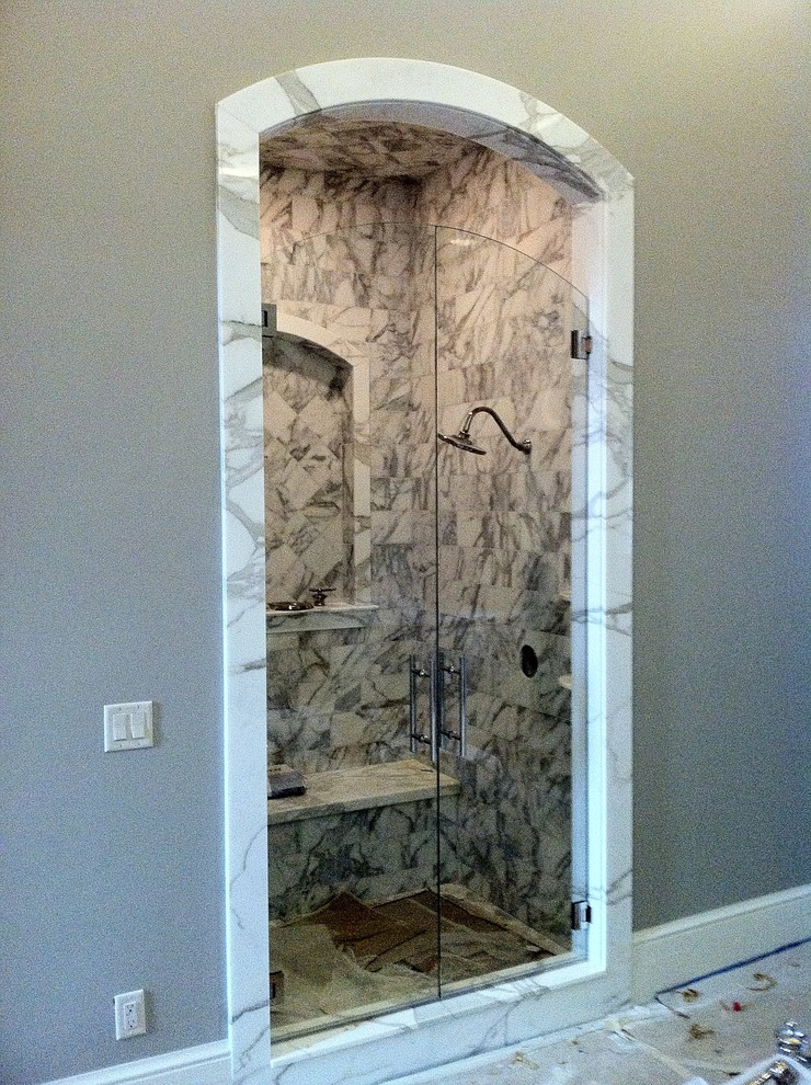 Idee per una piccola stanza da bagno padronale minimalista con doccia aperta, piastrelle multicolore e pareti grigie