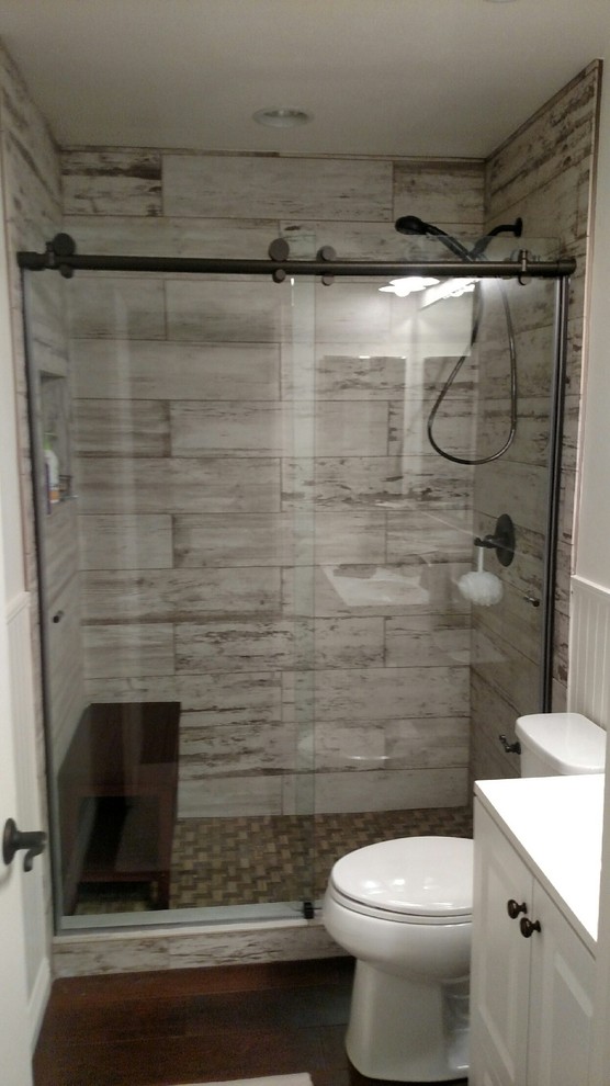 Ejemplo de cuarto de baño moderno grande con baldosas y/o azulejos blancos, ducha empotrada, baldosas y/o azulejos de porcelana, paredes blancas y suelo de mármol