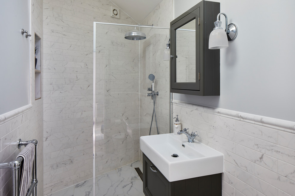 Foto på ett litet vintage en-suite badrum, med skåp i shakerstil, svarta skåp, en öppen dusch, grå kakel, porslinskakel, grå väggar, klinkergolv i porslin, ett avlångt handfat, grått golv och dusch med gångjärnsdörr