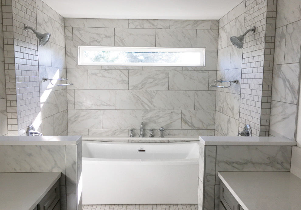 Immagine di una stanza da bagno design con vasca freestanding e doccia doppia