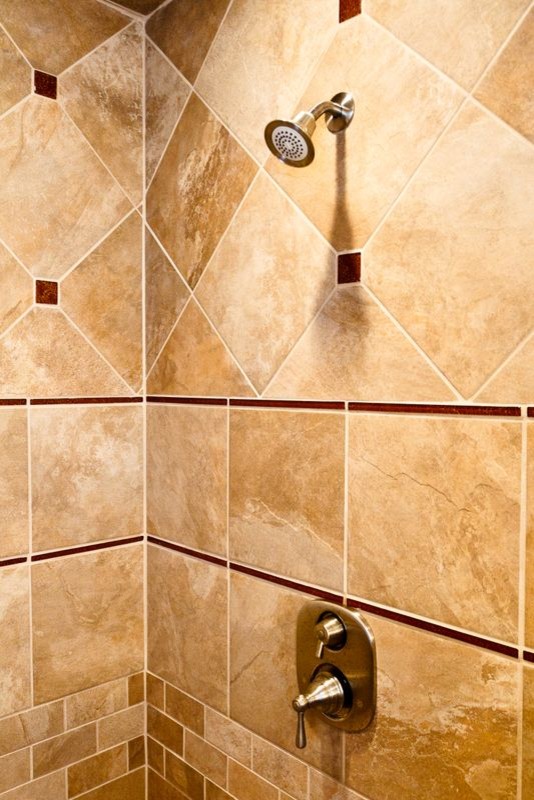 Inspiration för ett mellanstort vintage badrum med dusch, med släta luckor, skåp i mörkt trä, granitbänkskiva, en dubbeldusch, flerfärgad kakel, porslinskakel, beige väggar och klinkergolv i keramik