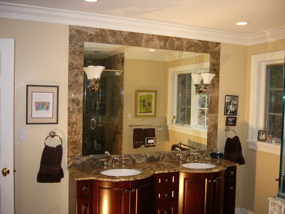 Réalisation d'une salle de bain bohème avec une douche d'angle, un plan vasque et un plan de toilette en granite.