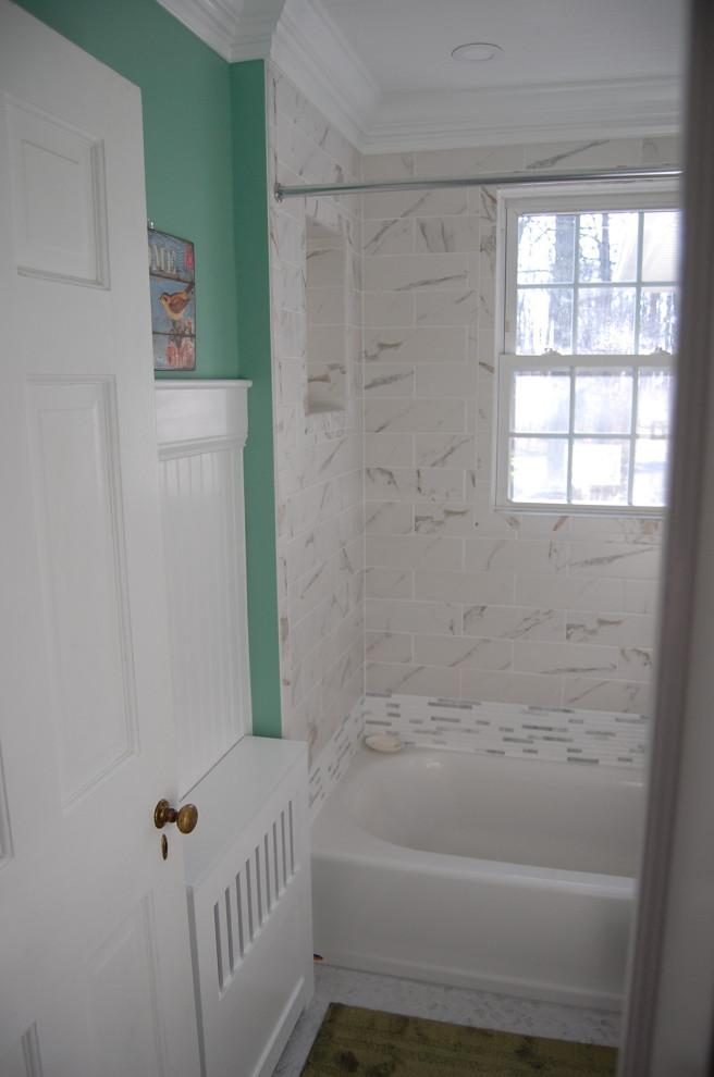 Стильный дизайн: маленькая главная ванная комната в классическом стиле с фасадами с утопленной филенкой, белыми фасадами, ванной в нише, душем над ванной, унитазом-моноблоком, разноцветной плиткой, керамической плиткой, зелеными стенами, полом из керамической плитки, врезной раковиной, столешницей из гранита, разноцветным полом, шторкой для ванной и белой столешницей для на участке и в саду - последний тренд