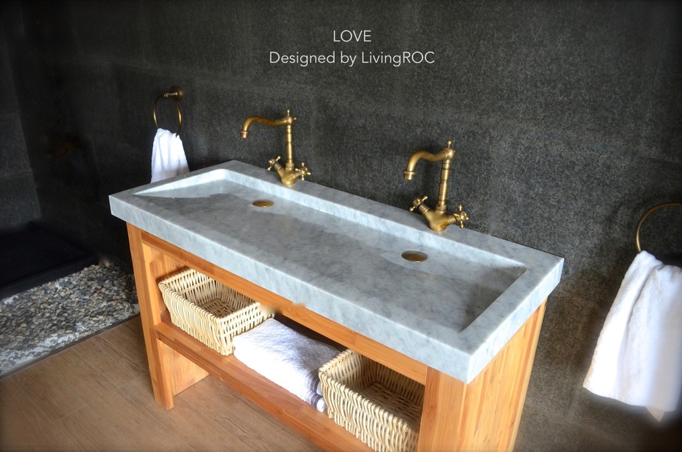 Свежая идея для дизайна: ванная комната среднего размера в современном стиле с раковиной с несколькими смесителями - отличное фото интерьера